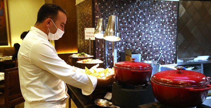 Pakistan’da ünlü otelin mutfağı Türk aşçıya emanet
