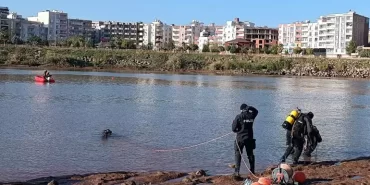 Dicle Nehri'ne atlayan kız kardeşler