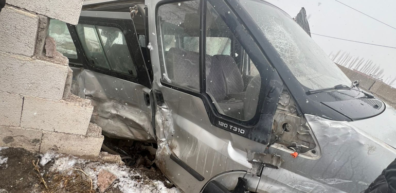 Niğde’de İşleri Taşıyan Minibüs Kaza Yaptı: 8 Kişi Yaralandı